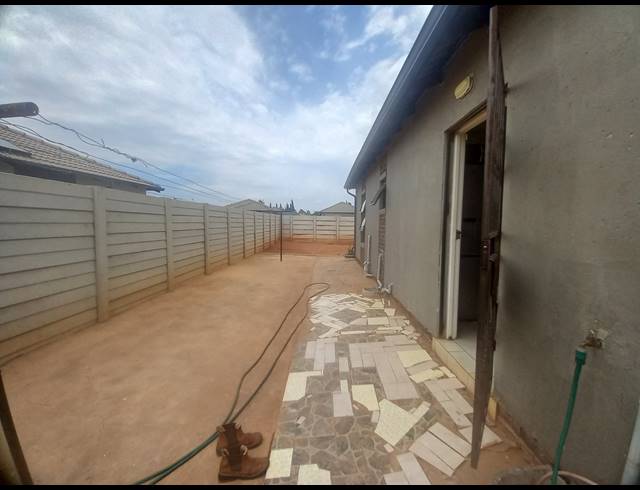 2 BEDROOM FREEHOLD FOR SALE IN CRYSTAL PARK